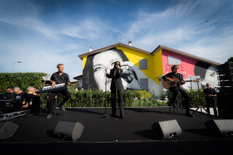 Laura Pausini vuelve a sus raíces e inaugura museo conmemorativo en Italia