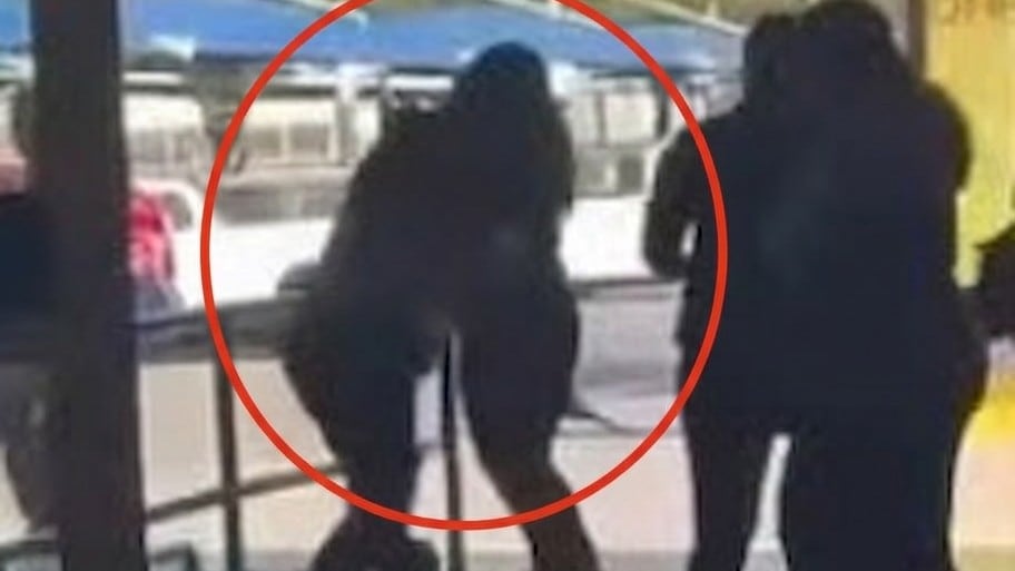 La escena fue grabada por otros clientes del negocio