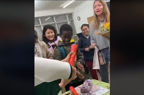 Viral sorpresa a una profesora: alumnos fingen una pelea para darle un regalo