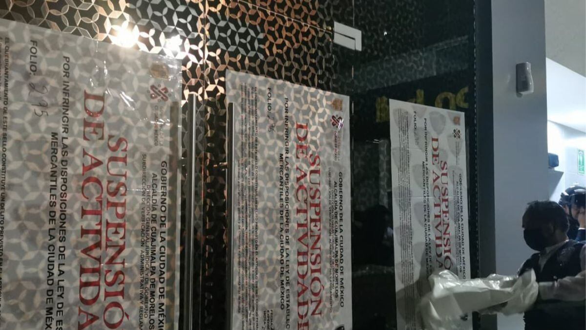 Retiran sellos de clausura de restaurante tras acusaciones de encontrar a joven drogada en el baño.