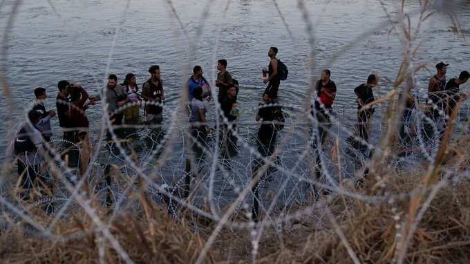 Grupos de derechos civiles demandan a Texas por ley que permite detener migrantes