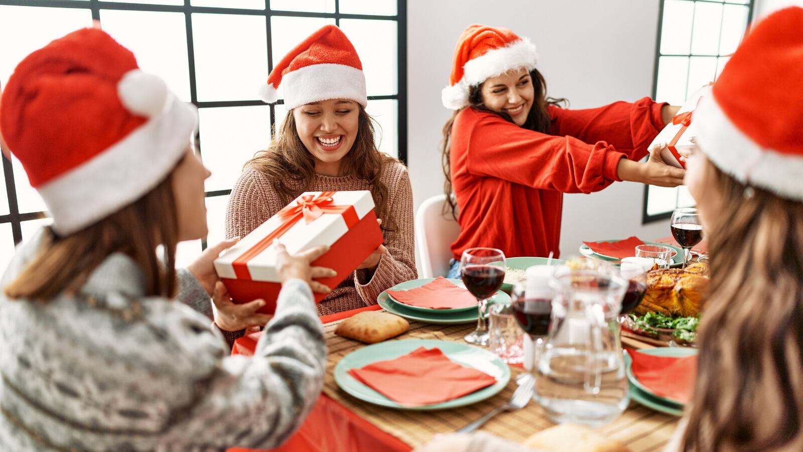 86 de cada 100 mexicanos celebrarán las fiestas de diciembre; 64% utilizará su aguinaldo para regalos y más de la mitad busca el precio más bajo en tiendas de autoservicio.