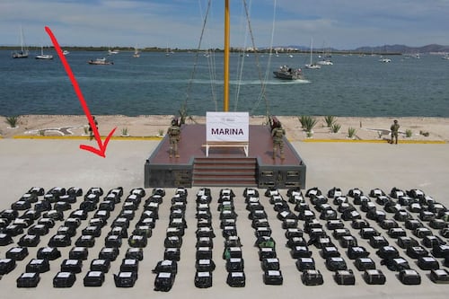 ¡Golpe al narco! Marina y EU aseguran embarcación con más de 180 bultos de droga