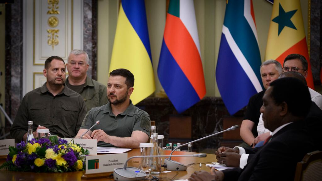 Ucrania-Kiev-recibió-ataques-de-Rusia-con-delegación-africana-por-la-paz