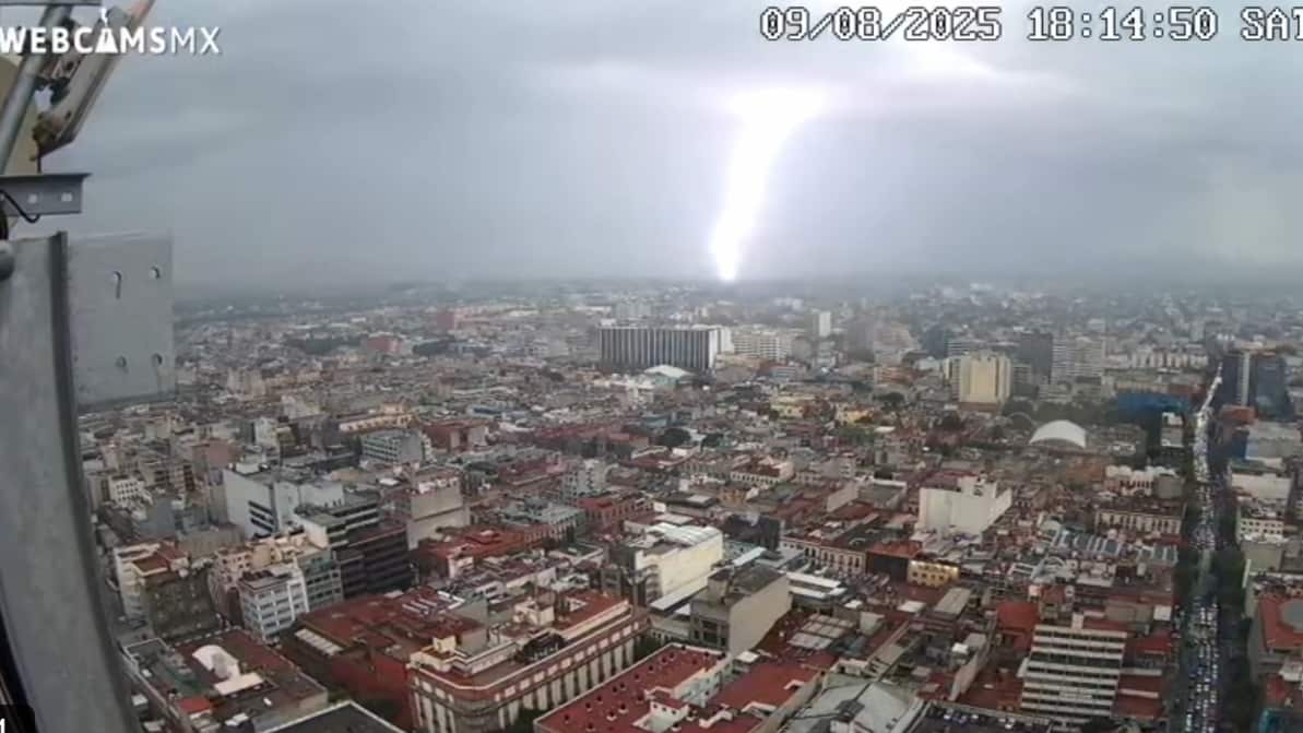 La intensa actividad eléctrica registrada este 9 de agosto evidencia la fuerza de las tormentas que afectan a la capital