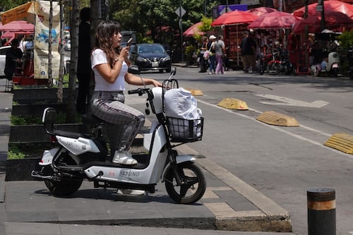 Multas a scooters y bicis eléctricas: esto te cobrarán por invadir la ciclovía y no portar placas o licencia