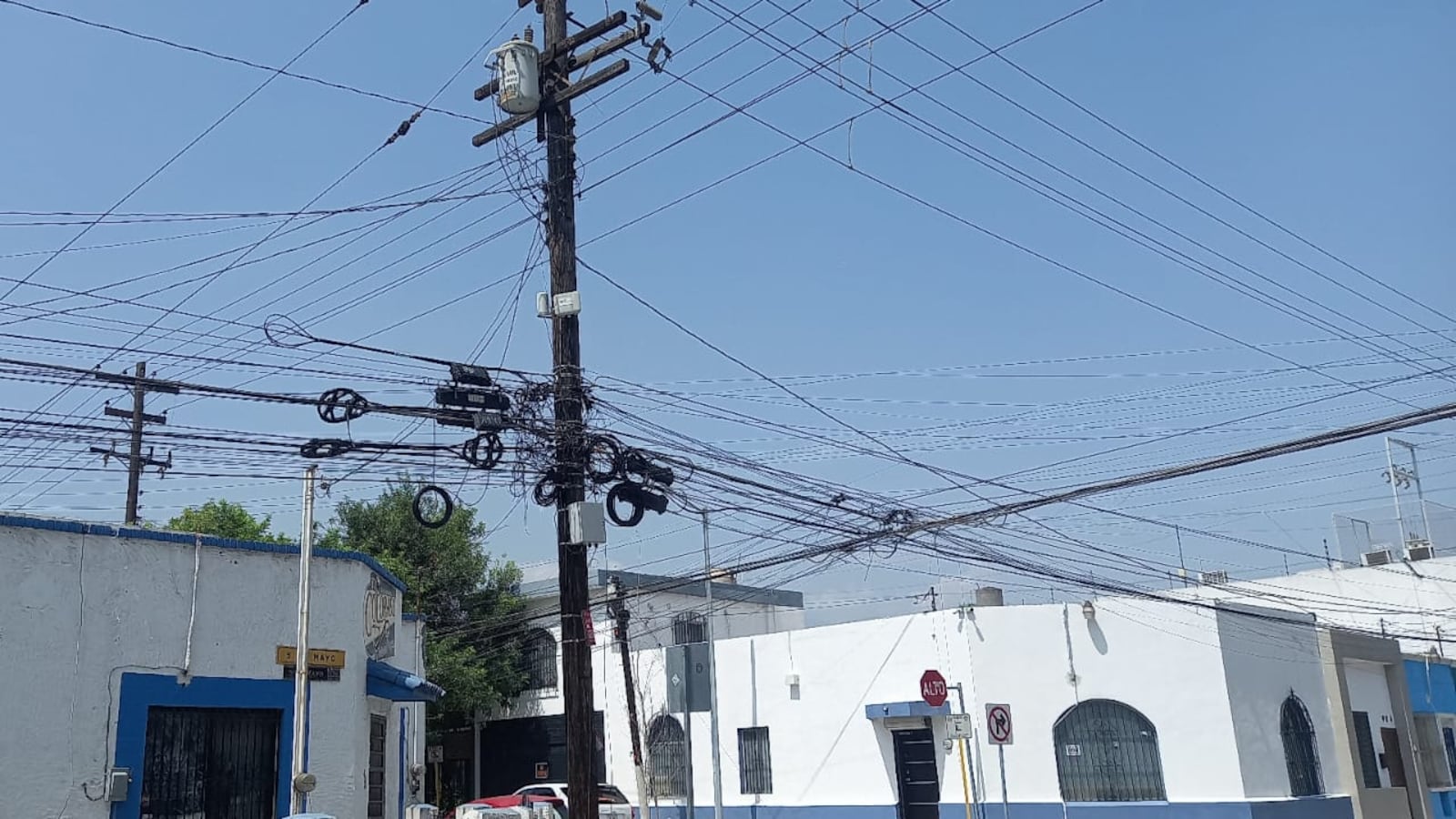 Por todos los municipios es muy común ver las “telarañas” en los postes y a muy baja altura.