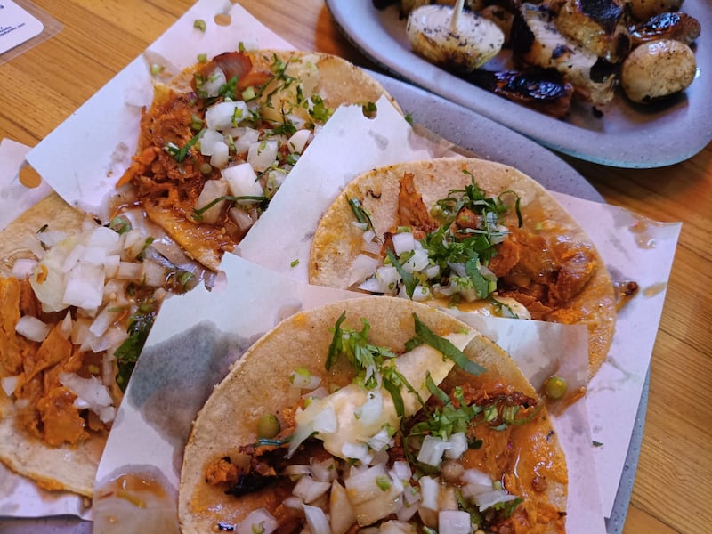 Esta es la fascinante historia de Doña Conchita, la señora que transformó el shawarma para crear el platillo más famoso del mundo: los tacos al pastor. Un viaje culinario que fusiona tradición, sabor y un legado que perdura