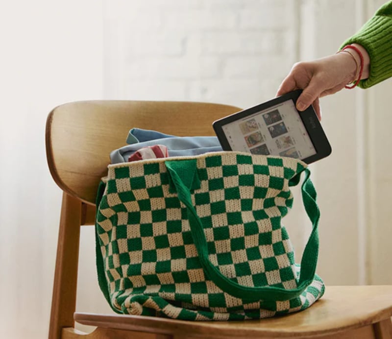 Ligero, resistente al agua y con pantalla a color, el Kobo Clara Colour es ideal para quienes disfrutan de novelas gráficas, libros ilustrados y artículos web. Además, permite escuchar audiolibros vía Bluetooth y ofrece estadísticas detalladas de lectura