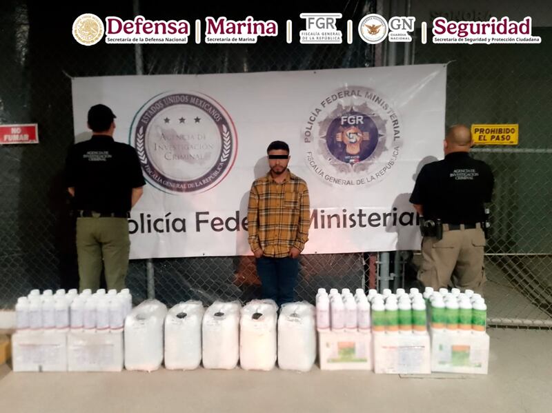 Descubren cargamento de metanfetamina líquida en botes de abono y fertilizante en Sonora