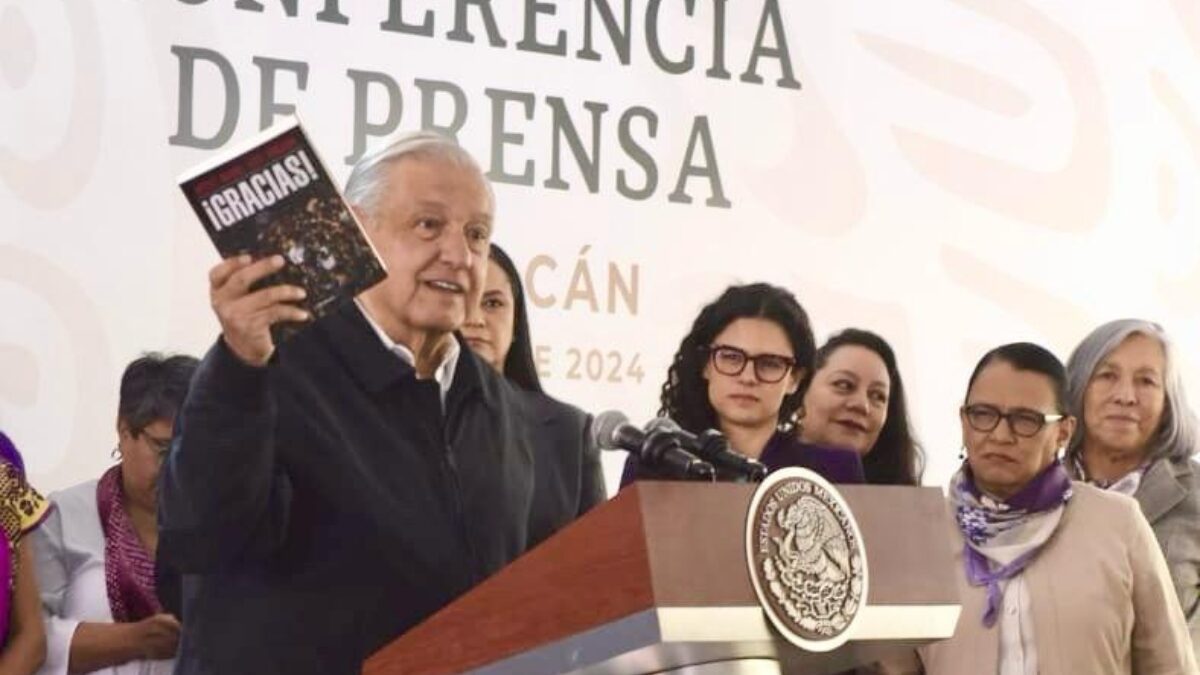 El presidente estuvo acompañado de las secretarias de Estado y la Consejera Jurídica de la Presidencia