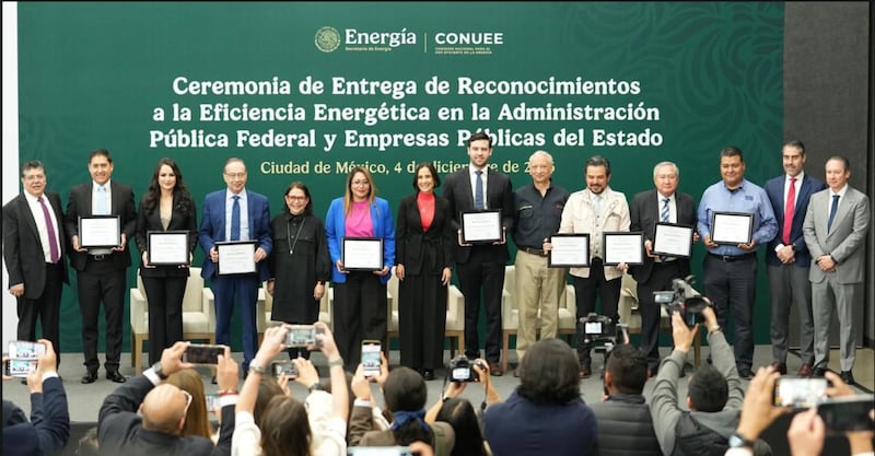 Sener entrega de reconocimientos