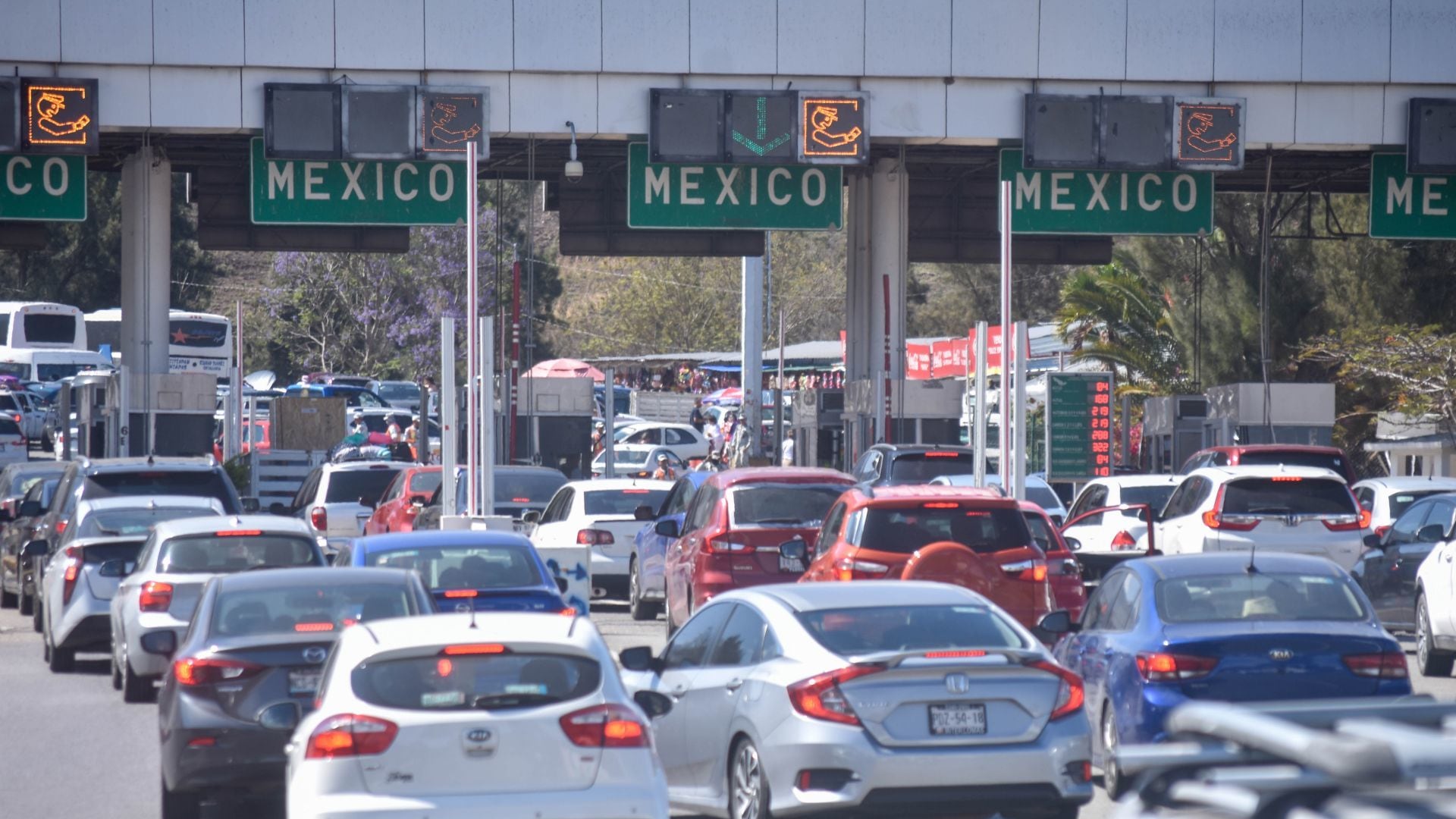 Gran afluencia vehicular en las salidas de la CDMX.
