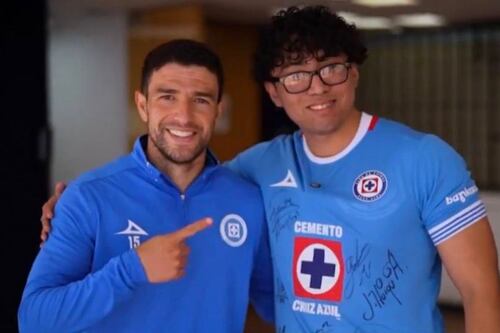 Video: Cruz Azul sorprende a fan que perdió a su novia en la explosión de Iztapalapa
