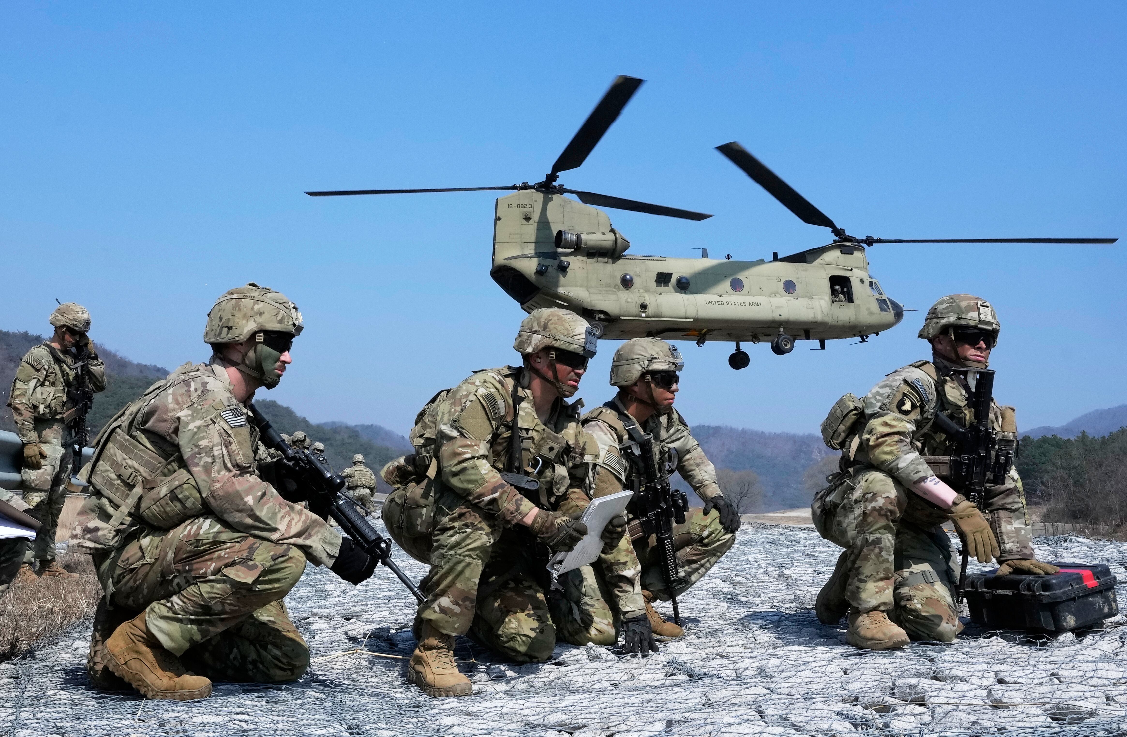 Helicóptero militar de Estados Unidos se desploma durante misión cerca del estrecho de Ormuz 