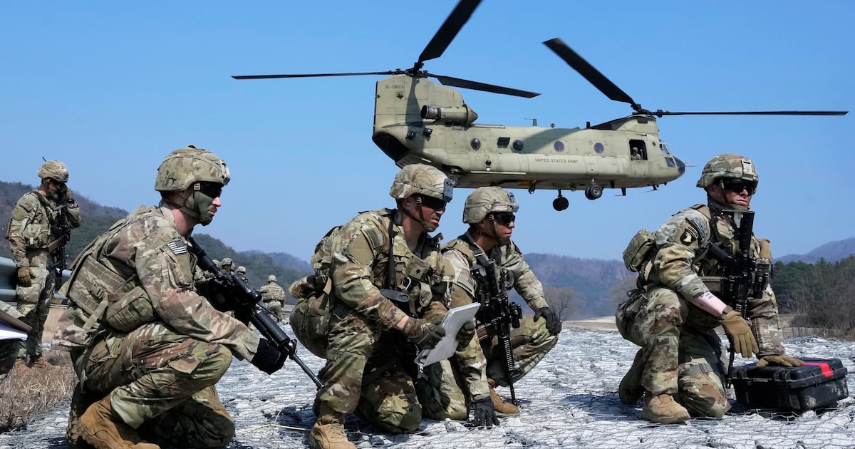 Helicóptero militar de Estados Unidos se desploma durante misión cerca del estrecho de Ormuz