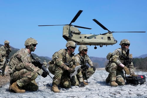 Helicóptero militar de Estados Unidos se desploma durante misión cerca del estrecho de Ormuz