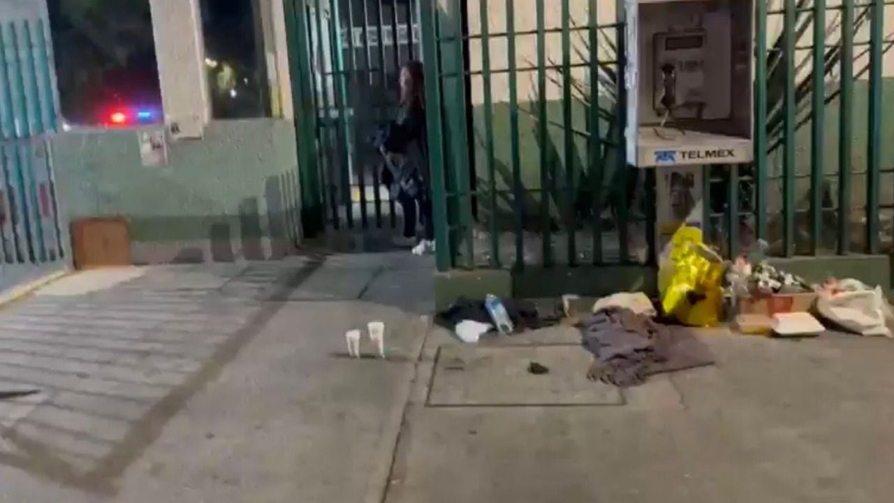 Hombre agoniza afuera de un hospital