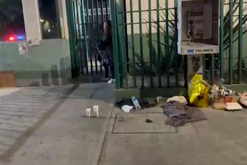 ¡Insólito! Hombre agoniza por horas y muere afuera de hospital público