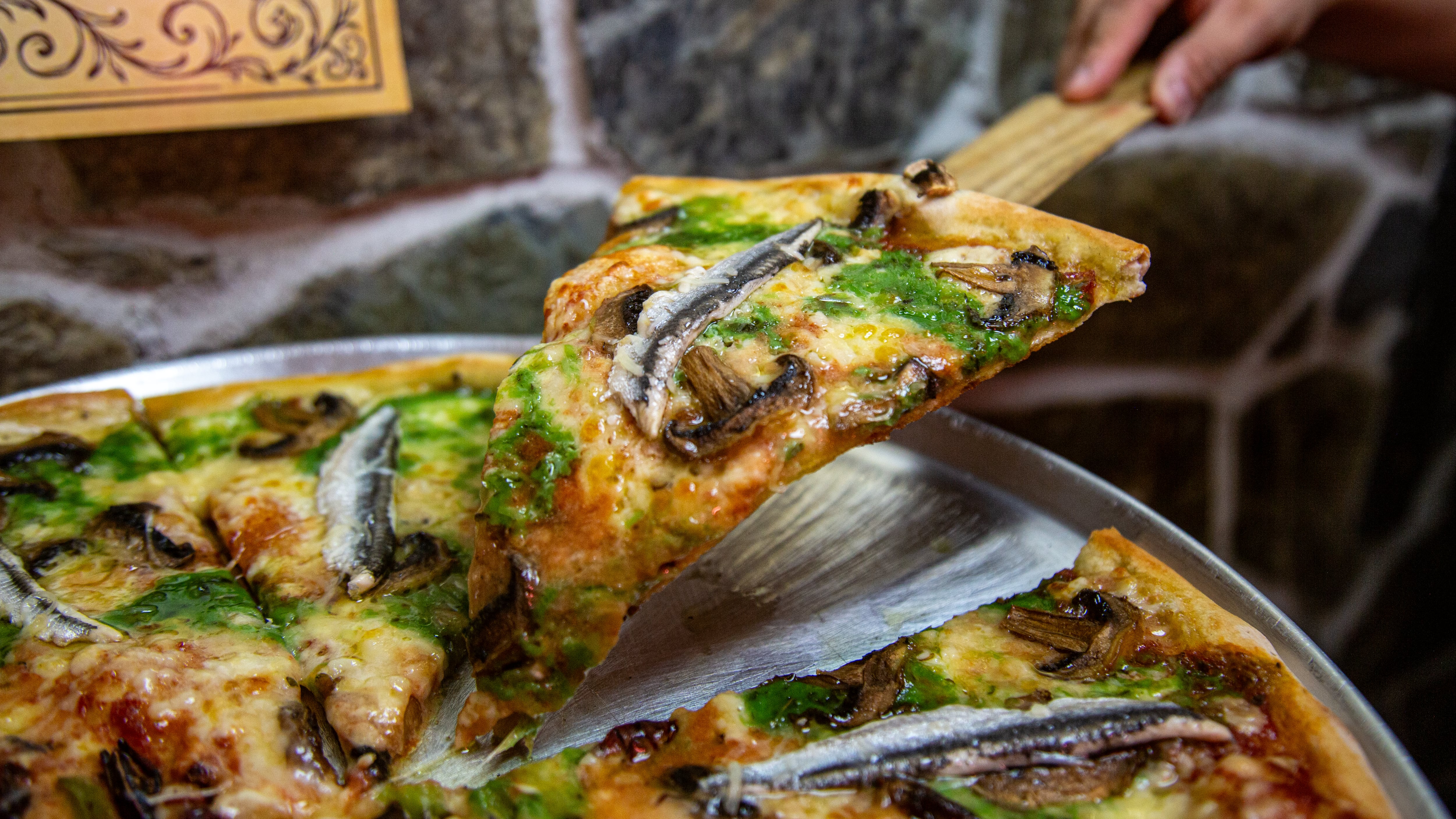 Aquí podrás de disfrutar de bebidas para atraer el amor, la fortuna y por supuesto, de deliciosa pizza con ingredientes de calidad, además realizan sesiones de lectura de cartas.