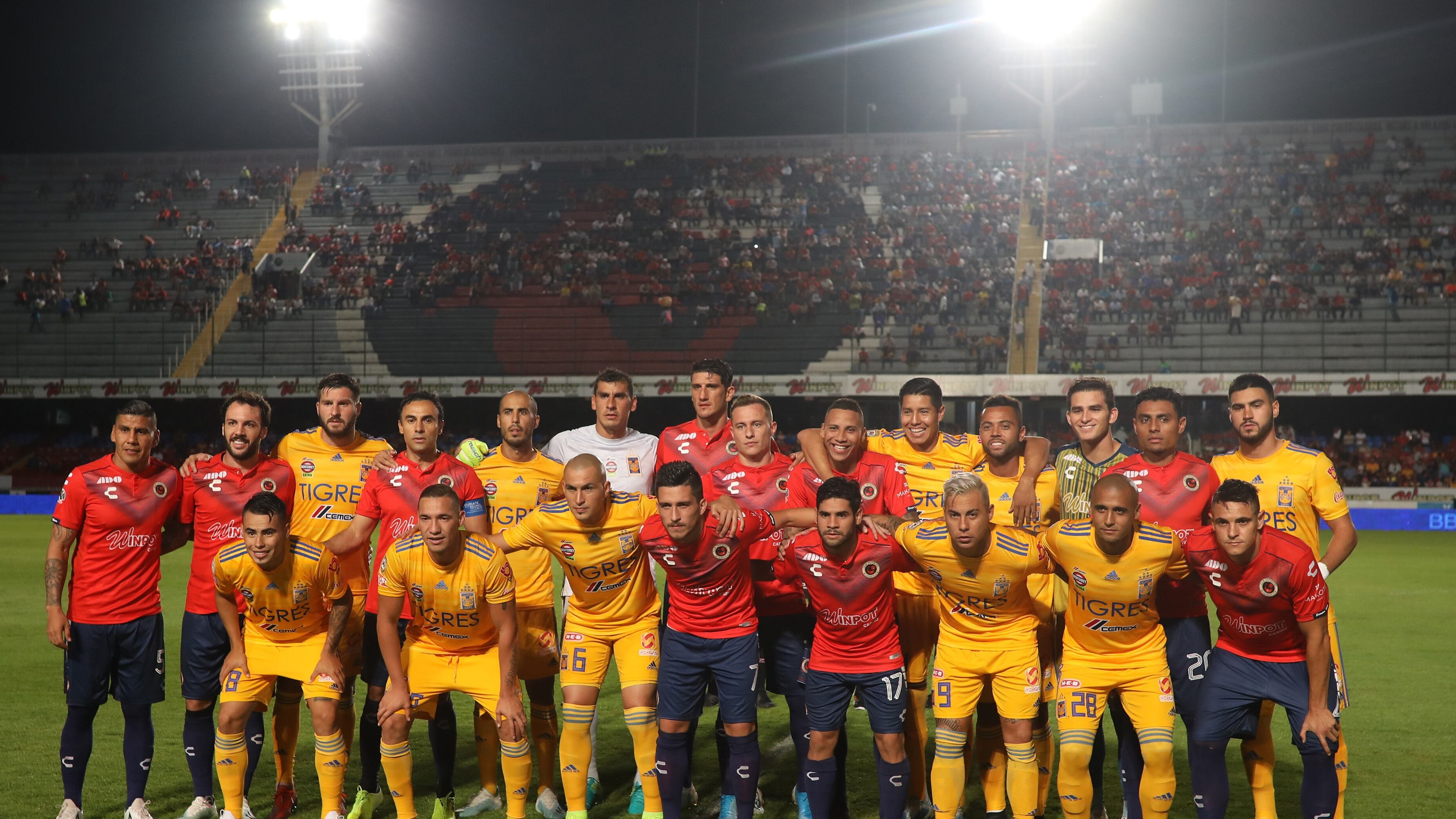 Veracruz protestó en contra de su presidente Fidel Kuri por adeudo con jugadores y staff en todas sus categorías.