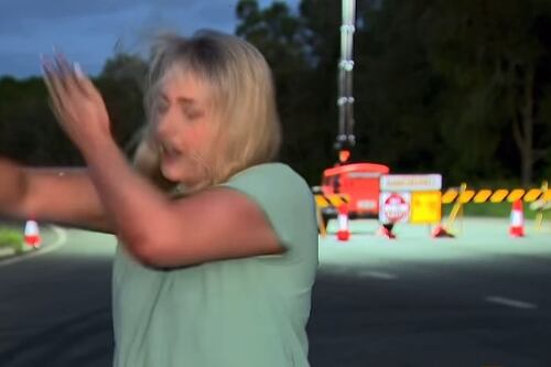 Viral momento cuando un mosquito ataca a una reportera en vivo