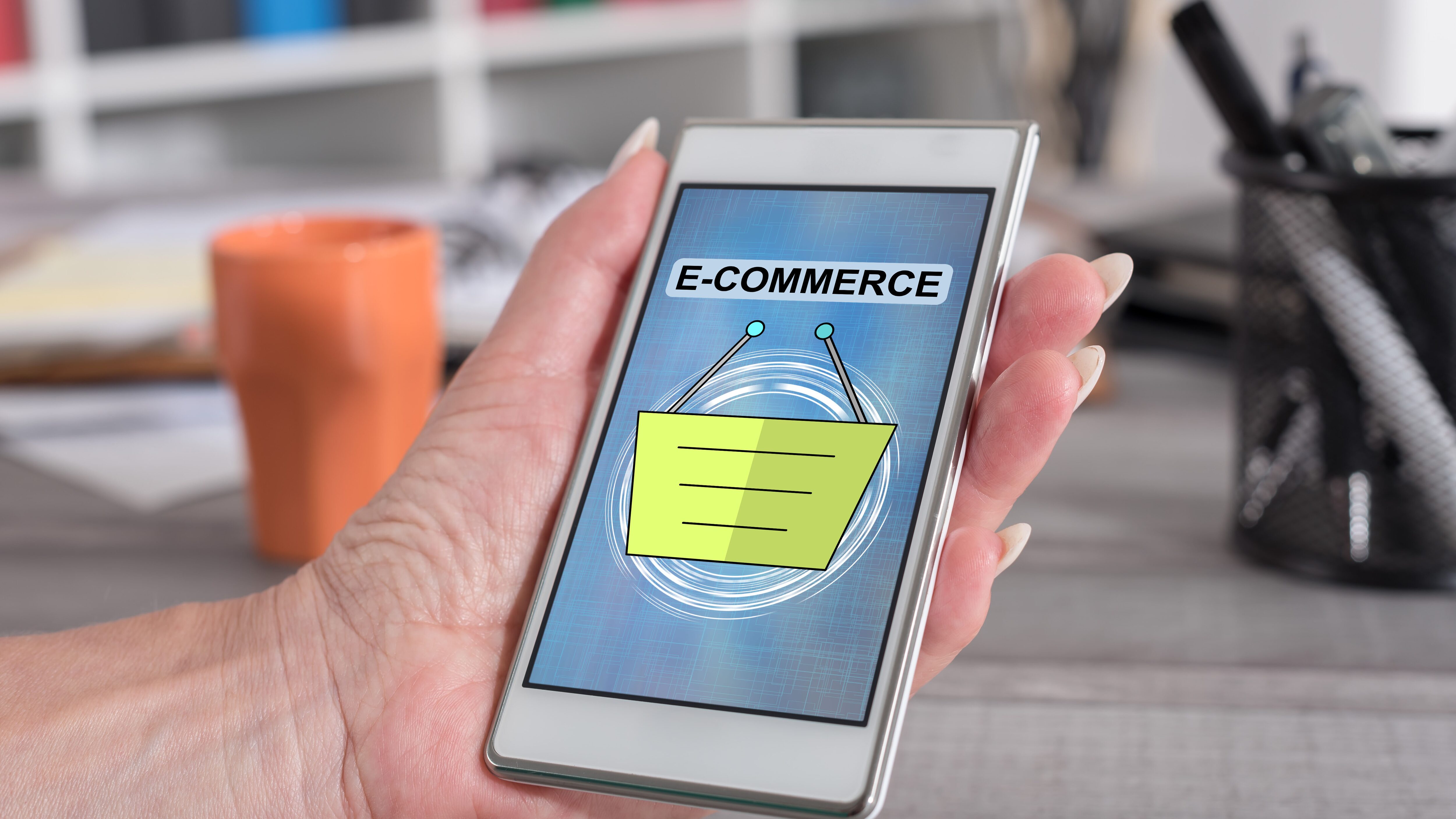 El teléfono celular es “un 4 en 1”: te ayuda comparar ofertas y precios, pagas en tu app o tarjeta, verificas la ruta del envío y hasta puedes exponer un mar servicio en redes sociales.