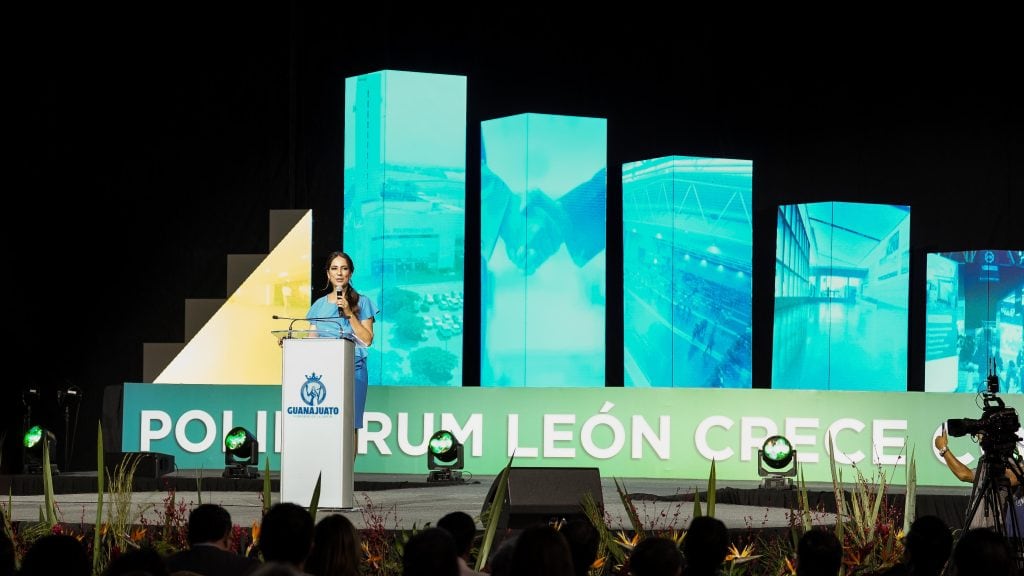 La gobernadora inaugura la Sala C5 del Poliforum lo que asegura fortalece turismo de reuniones en León.