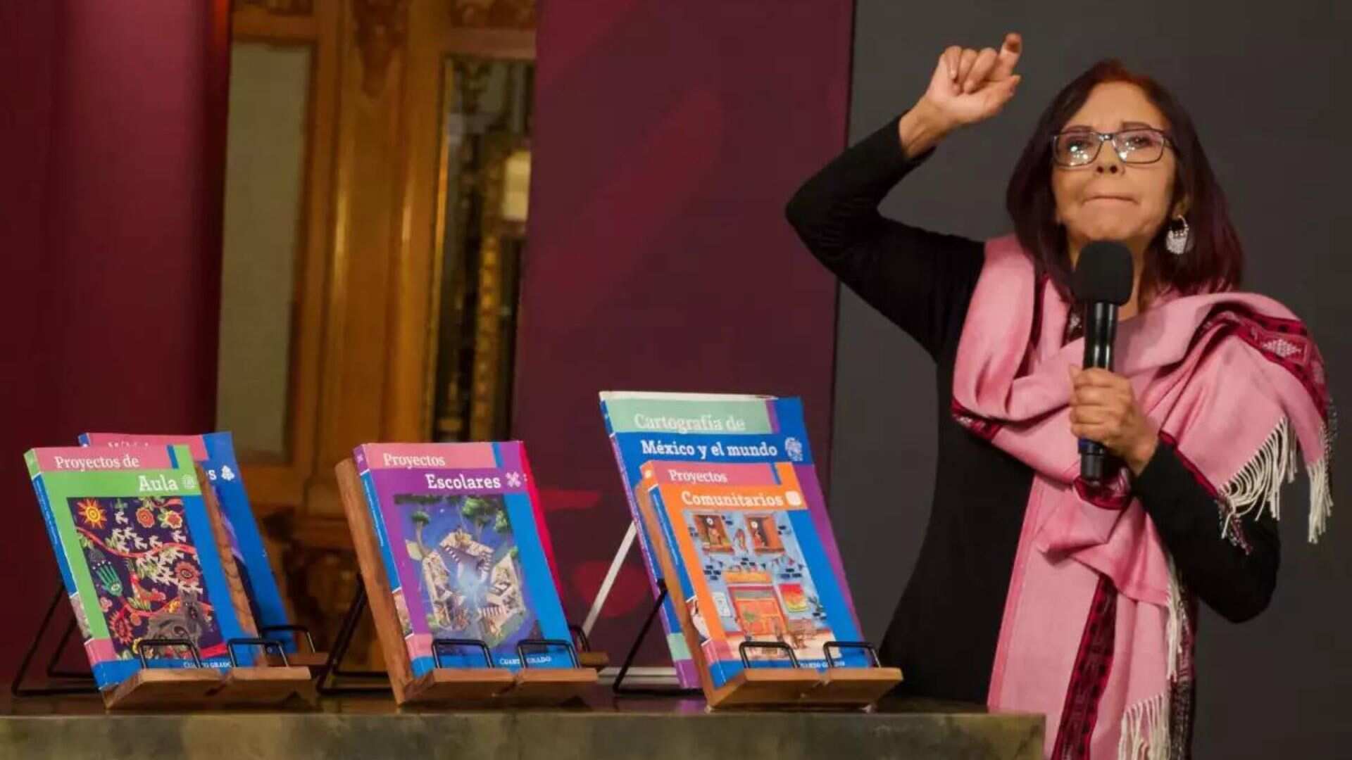 El 29 de julio se ordenó que la SEP debía presentar constancias que avalaran que se siguieron la normativa y procedimientos legales para imprimir los libros de texto, dicha disposición no se logró acreditar.