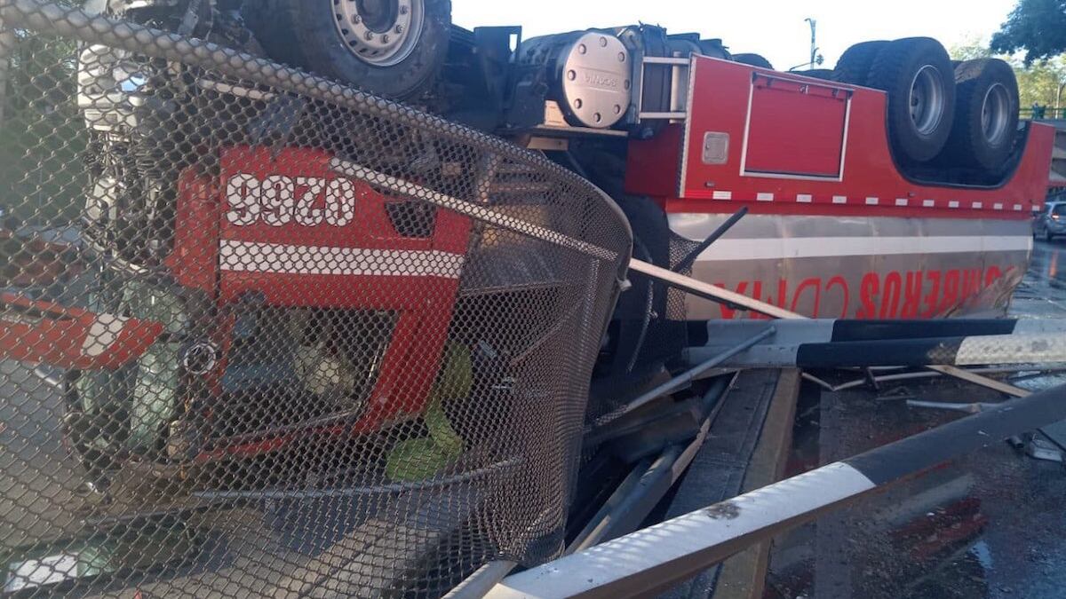 Invadió los carriles centrales en ambas direcciones en Circuito Interior. (Especial)