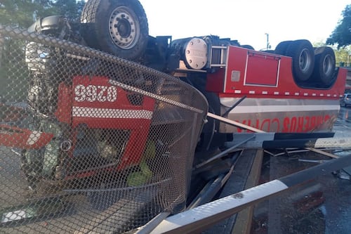 Camión del Cuerpo de Bomberos sufre volcadura en Circuito Interior; hay varios lesionados