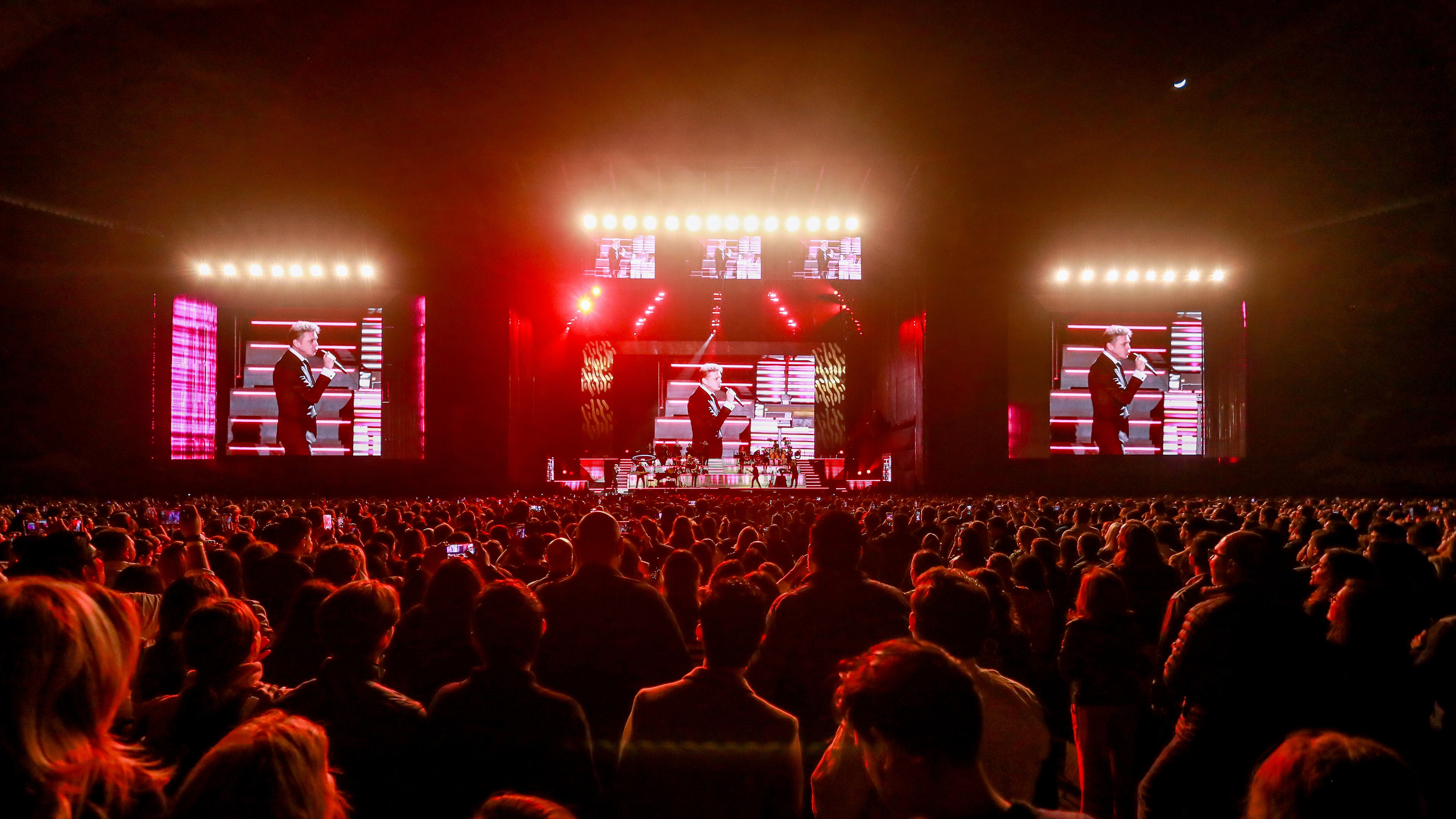 El cantante llegó aminorado de la voz, pero complació a sus casi 45 mil asistentes.