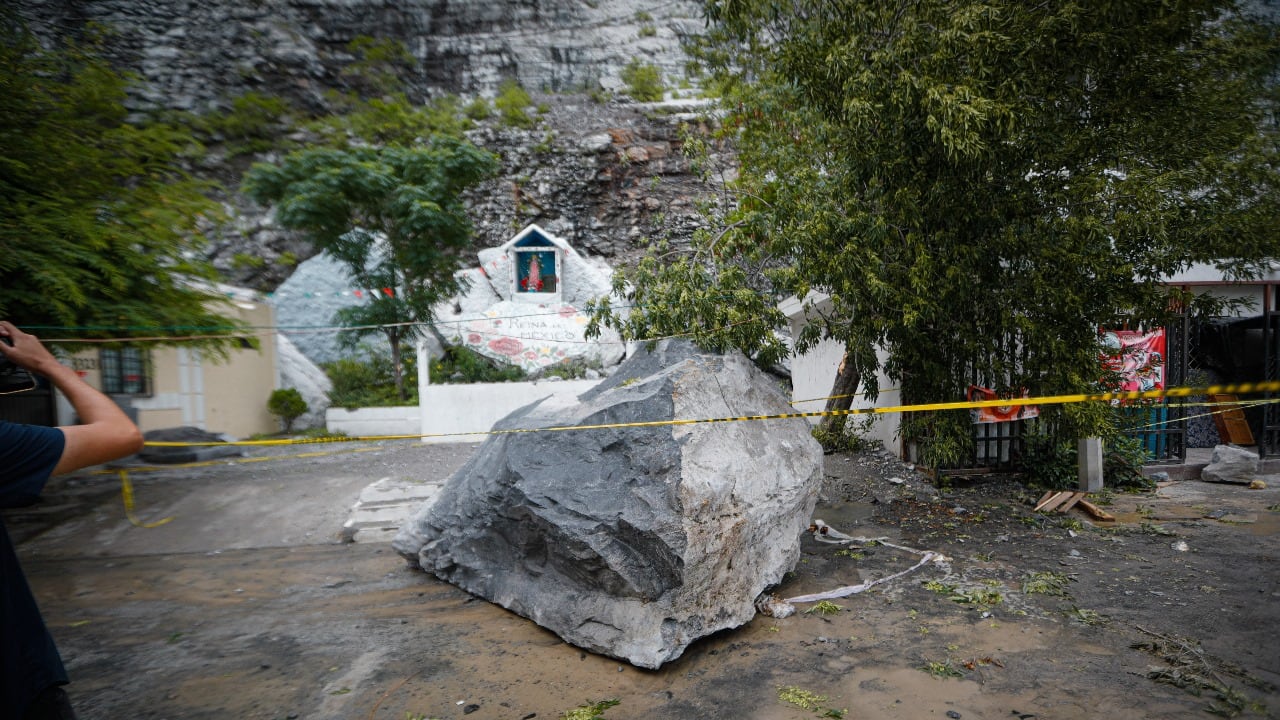 Rocas de gran tamaño cayeron desde lo alto del cerro.