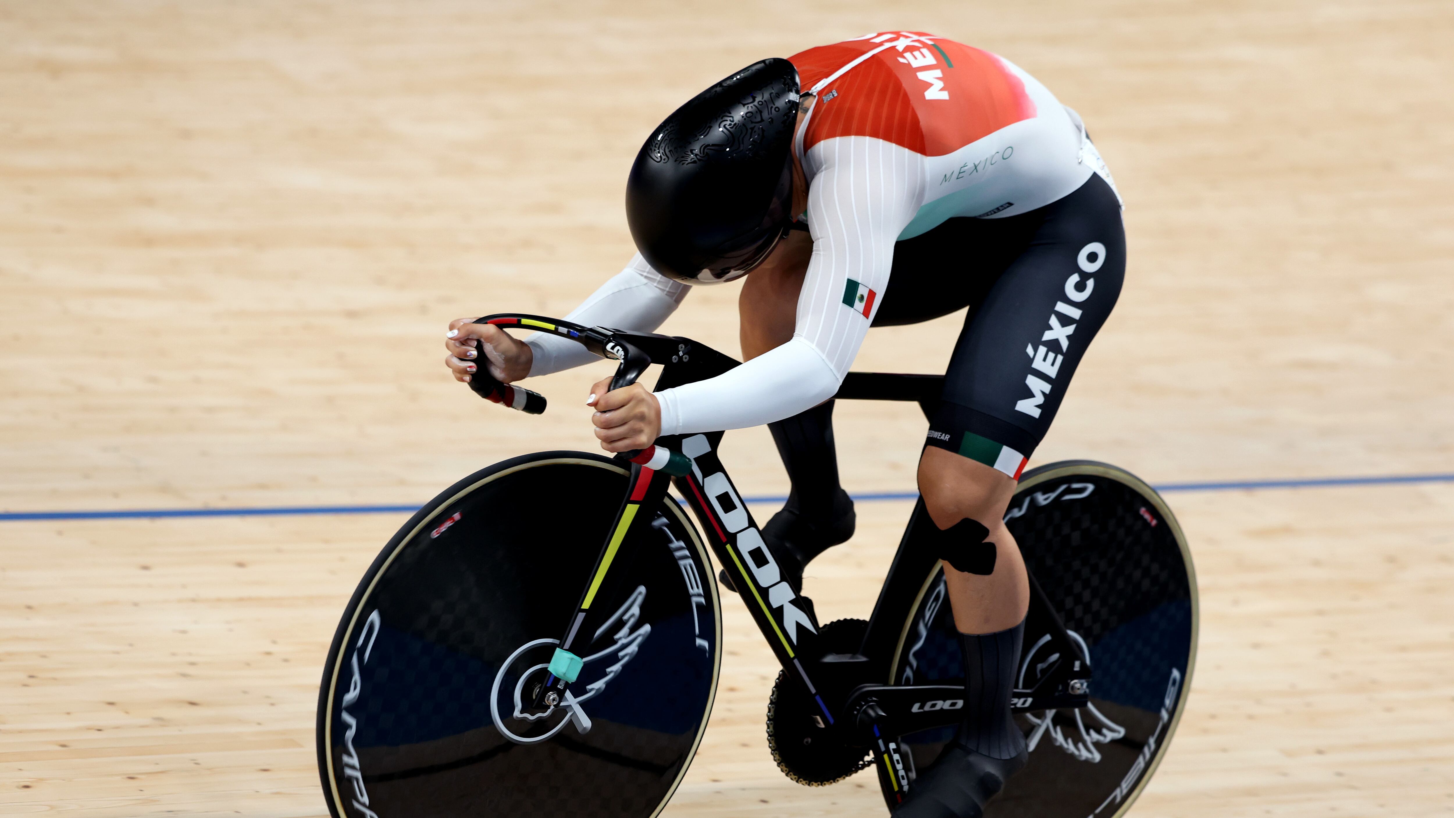 Daniela Gaxiola es eliminada en el repechaje de dieciseisavos de final en ciclismo de velocidad.