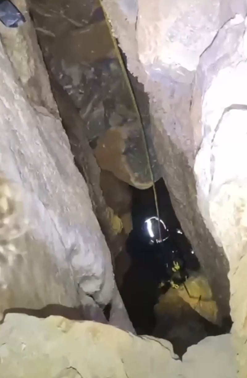 El lugar en el que cayó la mascota era muy estrecho.