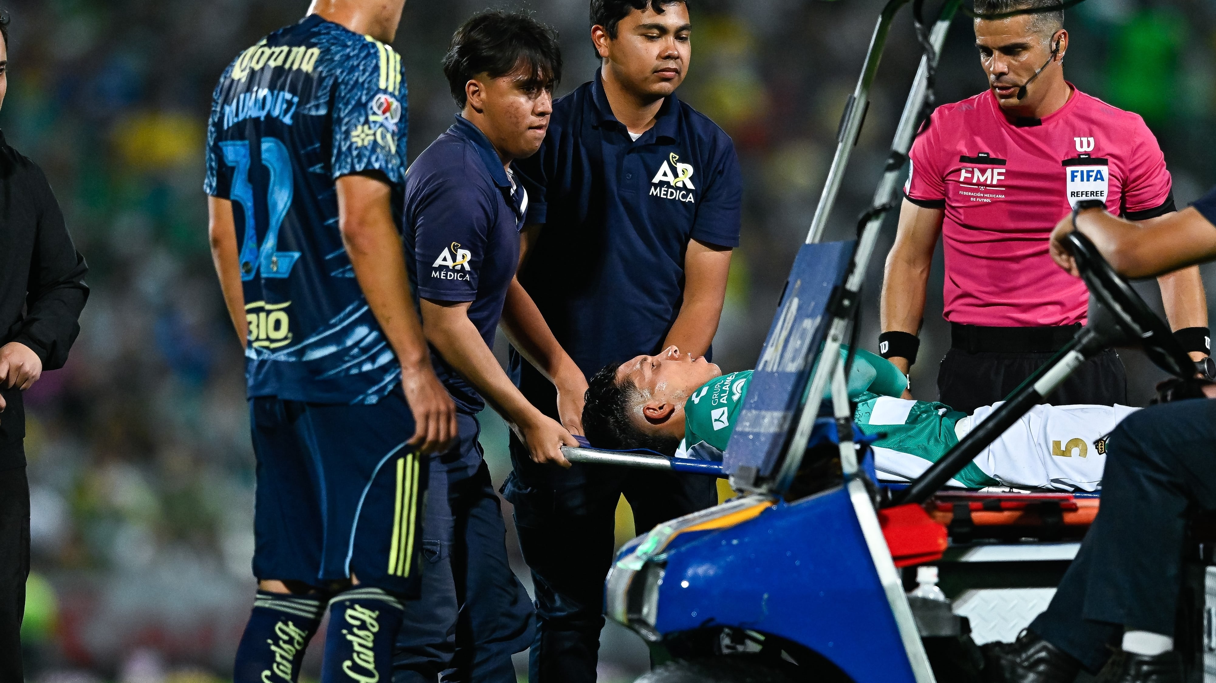 Aldo López abandonó el campo.