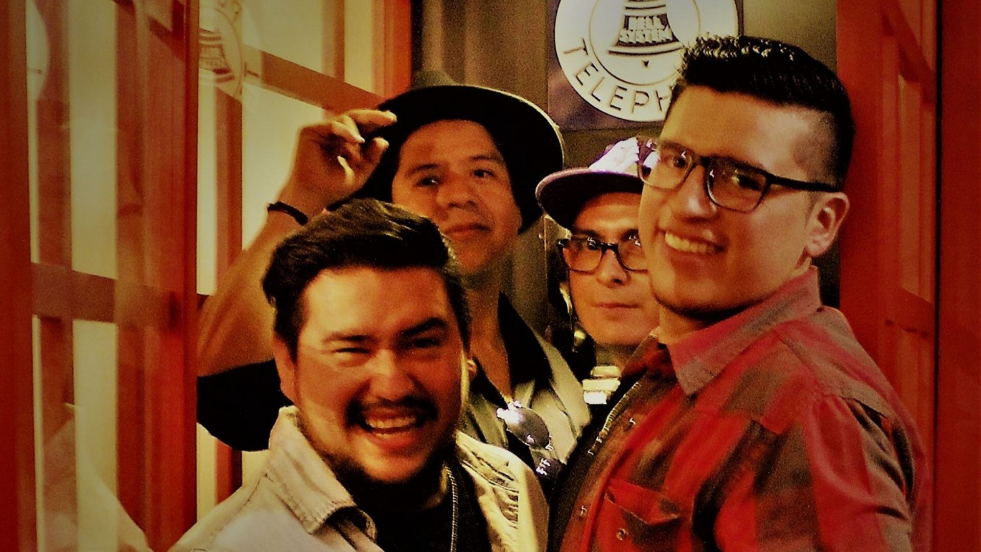 La letra de "Vestigios" se añadió al final del proceso, siendo más fácil para el vocalista inspirarse en los recuerdos evocados por la música.