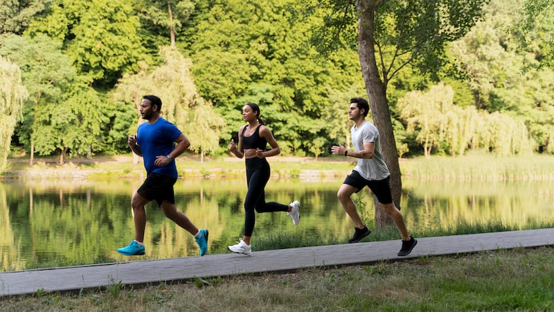 El evento reunirá, en el Bosque de Chapultepec de Ciudad de México, a 3,000 corredores de la comunidad universitaria y público en general el 26 de octubre de 2025. Foto: Freepik.