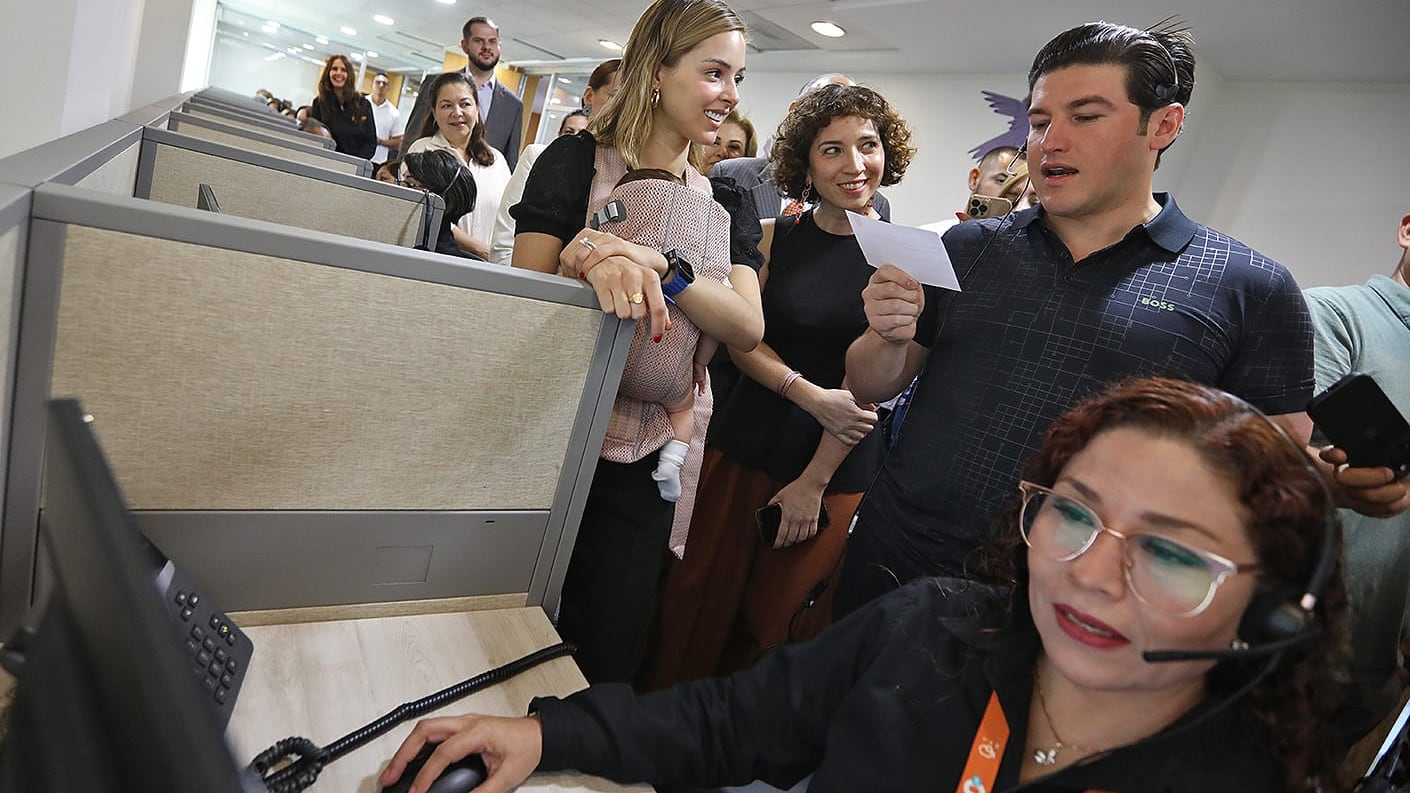 Samuel García, acompañado de Mariana Rodríguez y de la pequeña Mariel, recorrió las nuevas instalaciones.