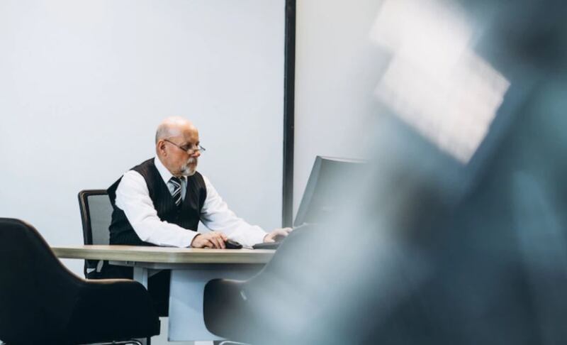 Los trabajadores de mayor edad corren mayor riesgo de perder su lugar en favor de la IA