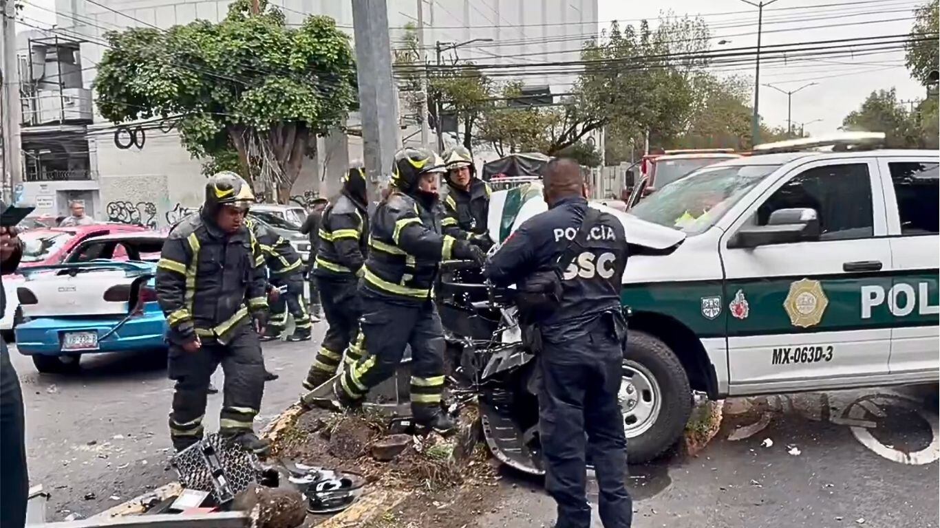 Patrulla se estrella con auto particular