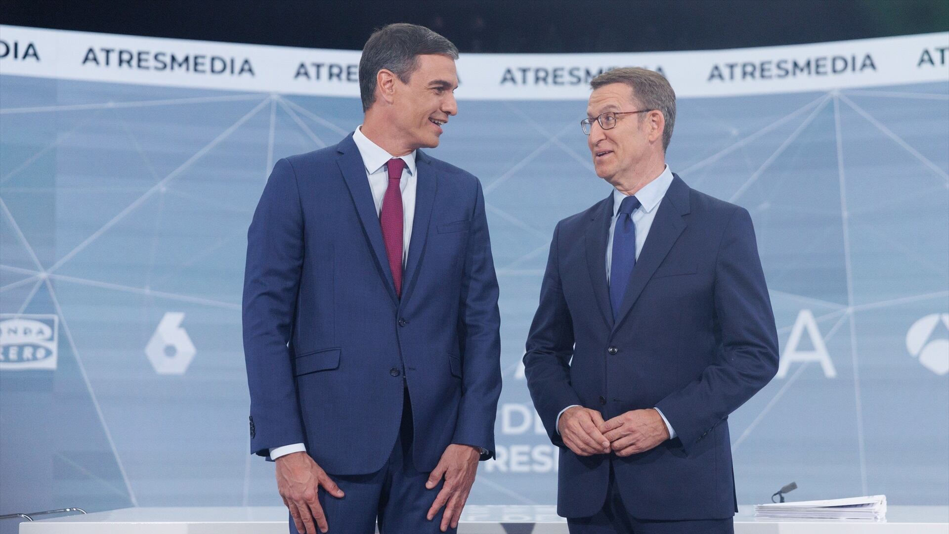 El presidente del Gobierno y candidato del PSOE a la reelección, Pedro Sánchez, y el candidato del PP a la presidencia, Alberto Núñez Feijóo, se saludan antes del programa 'Cara a Cara. El Debate', en Atresmedia,