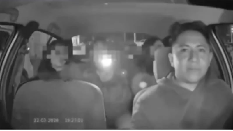 VIDEO: Pasajeras reclaman a conductor de app por usar cámara en el viaje, ¿está permitido?