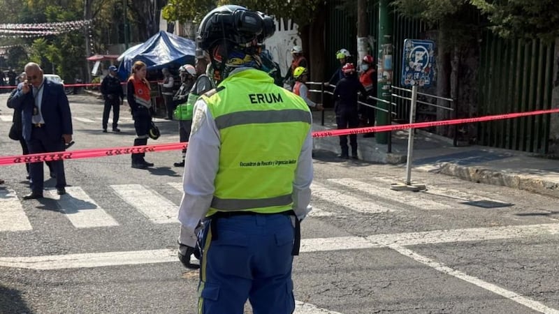 Evacúan la ENAH por supuesta amenaza de bomba; 750 personas desalojadas