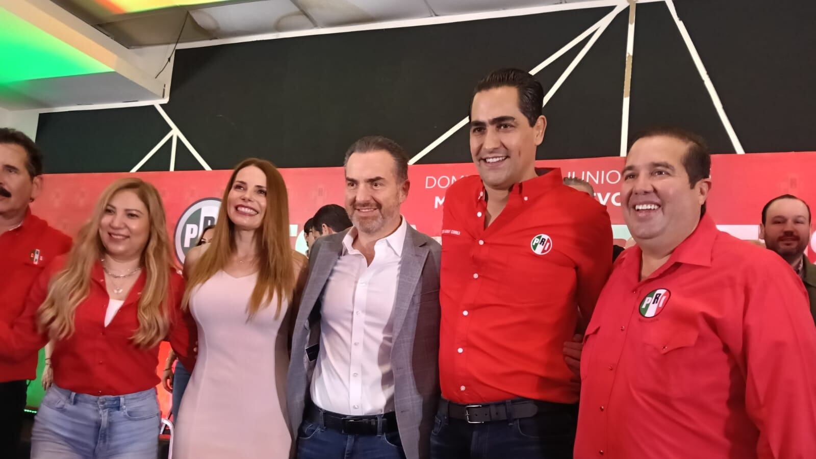 El alcalde de Monterrey estuvo acompañado por el gremio priista en la toma de protesta del nuevo presidente del comité municipal.