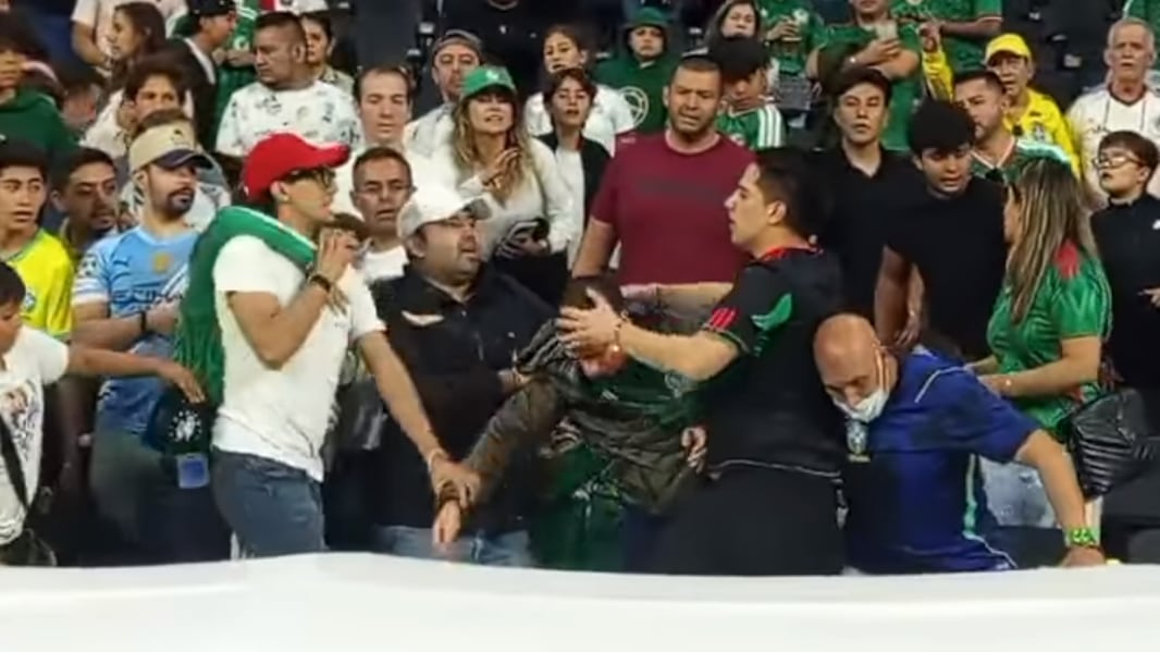 Aficionados se agarraron a golpes por playera de Brasil.