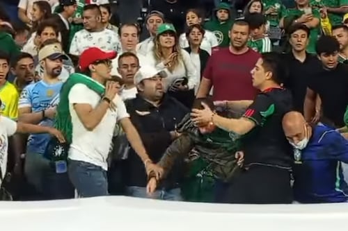 Aficionados se agarran a golpes en juego de leyendas por un jersey de Brasil: Video