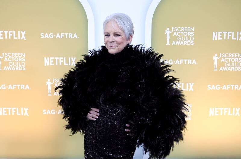 Celebridades llenan de glamour los premios