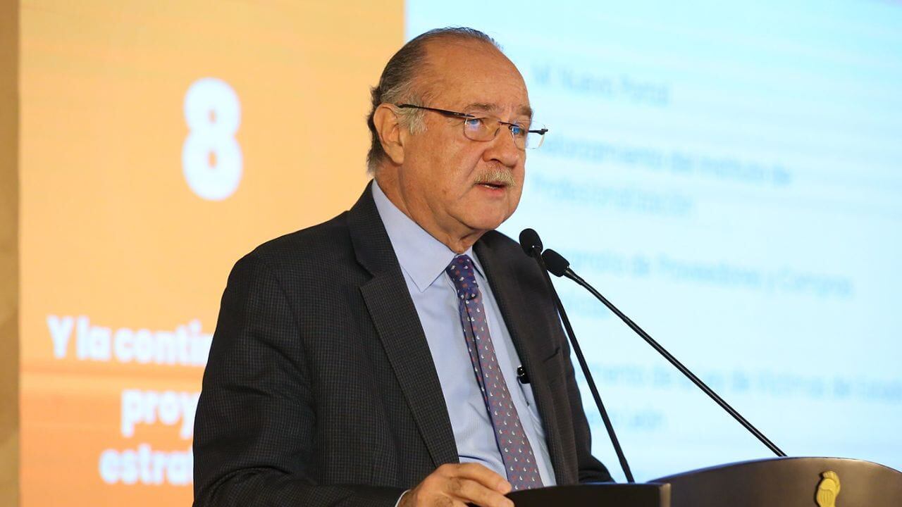 Navarro exhorta a los legisladores a cosas más interesantes y productivas para el Estado.