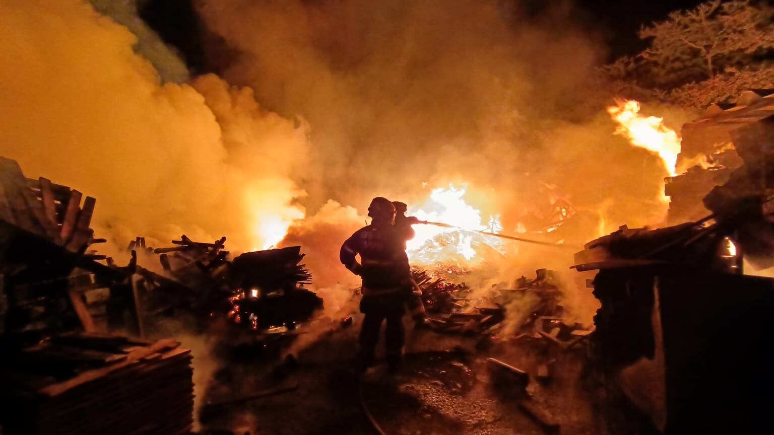 El incendio no dejó personas lesionadas pero sí cuantiosos daños materiales.
